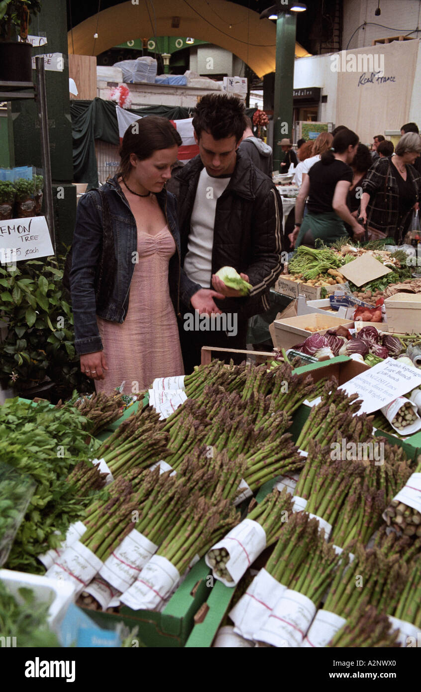 Regno Unito Inghilterra Londra frutta e verdura fresca per la vendita al mercato di Borough Foto Stock