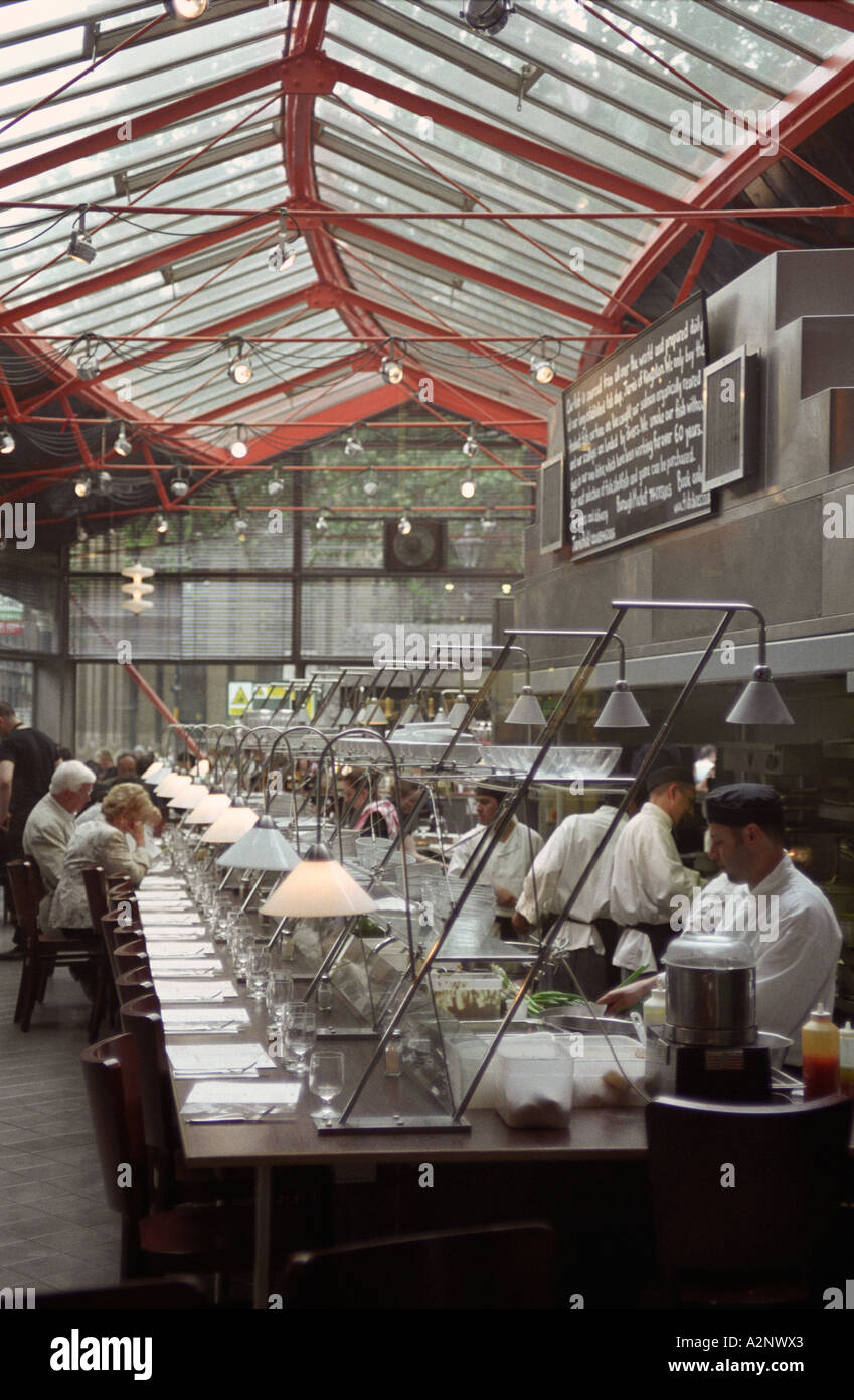 Regno Unito Inghilterra Londra interno del ristorante di pesce a Borough Market. Diners e gli chef in aperto cucina pianificata Foto Stock