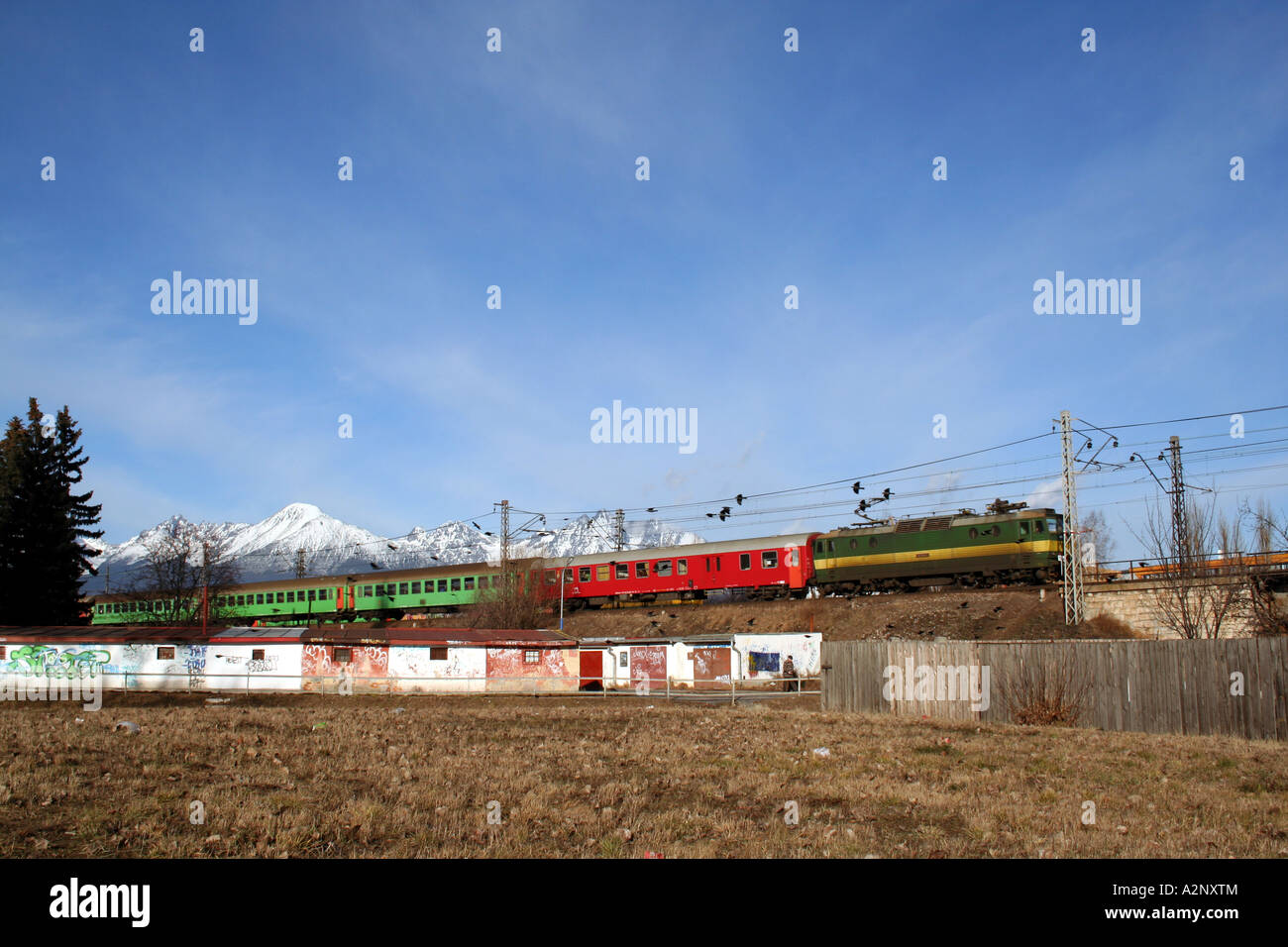 Treni passeggeri in città di Poprad in Slovacchia Foto Stock