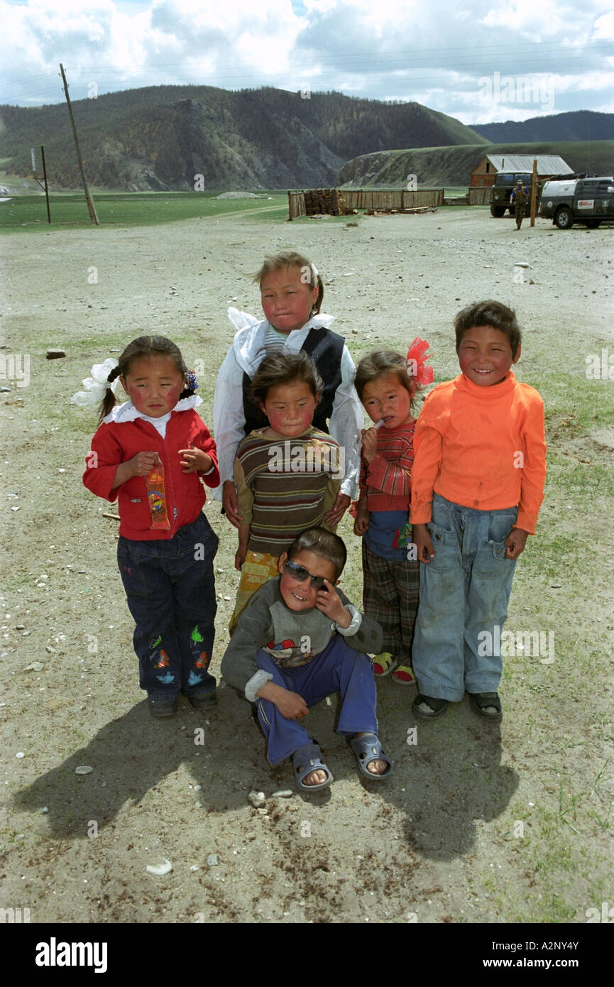 I bambini. Setlement (brigata) vicino Ulaan-Uul somon (paese). Khovsgol aimag (provincia). A nord della Mongolia Foto Stock