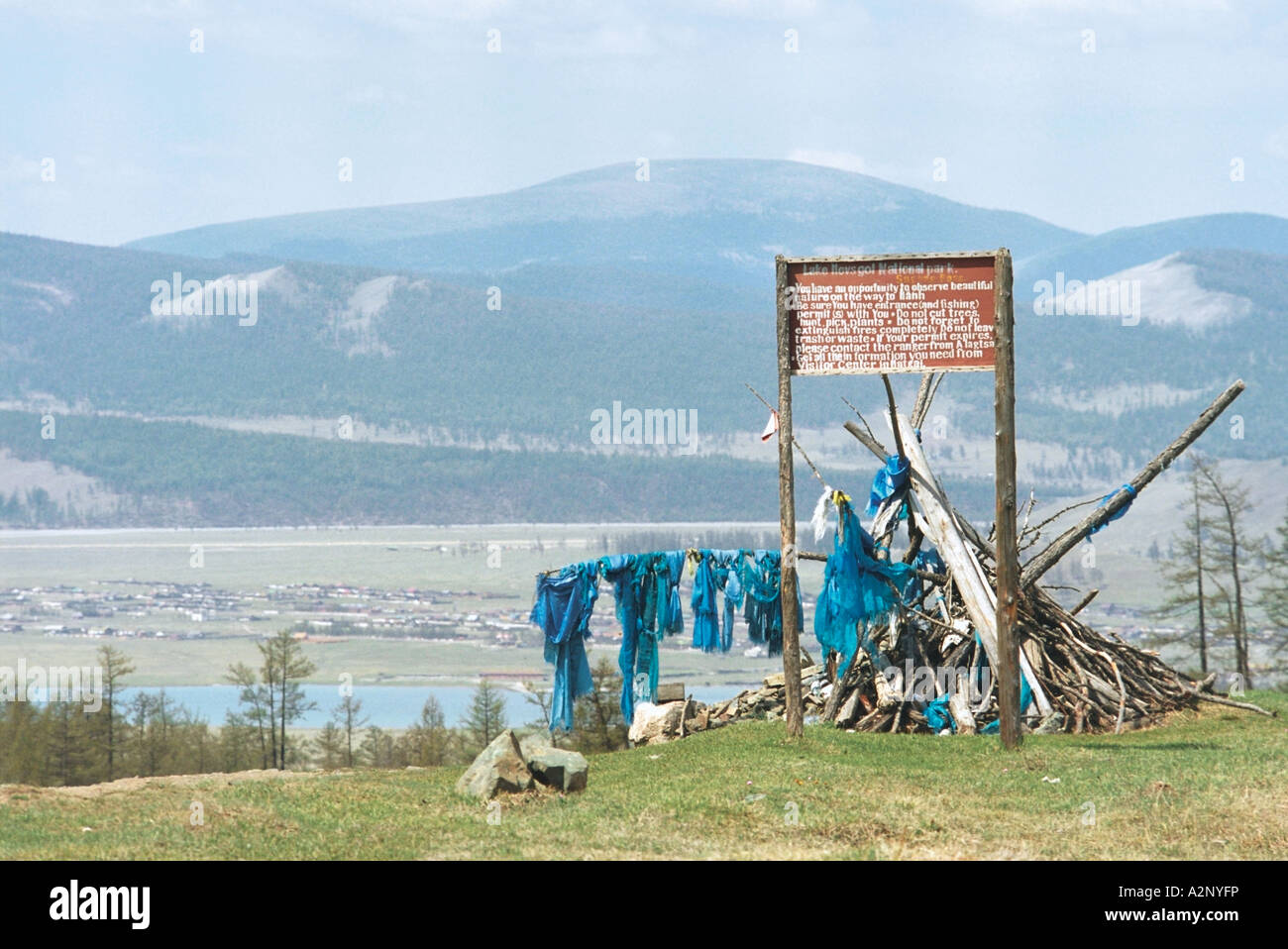Obo - tradizionale mongola costruzione di culto. Parte superiore del passaggio vicino al villaggio di Khatgal. Lago Khovsgol. A nord della Mongolia Foto Stock