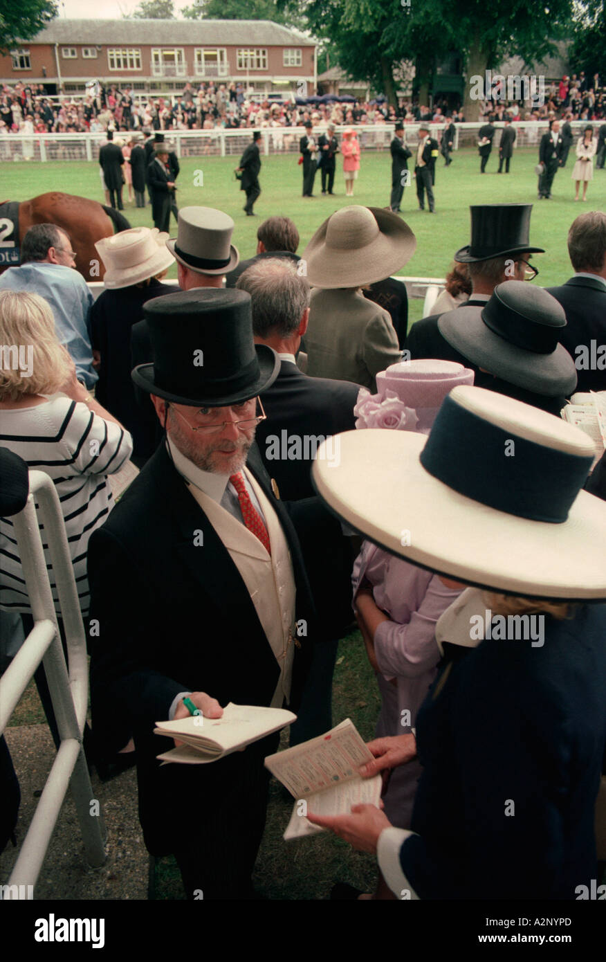 Windsor, Regno Unito. Gli spettatori presso il Royal Ascot cavallo di razza Foto Stock