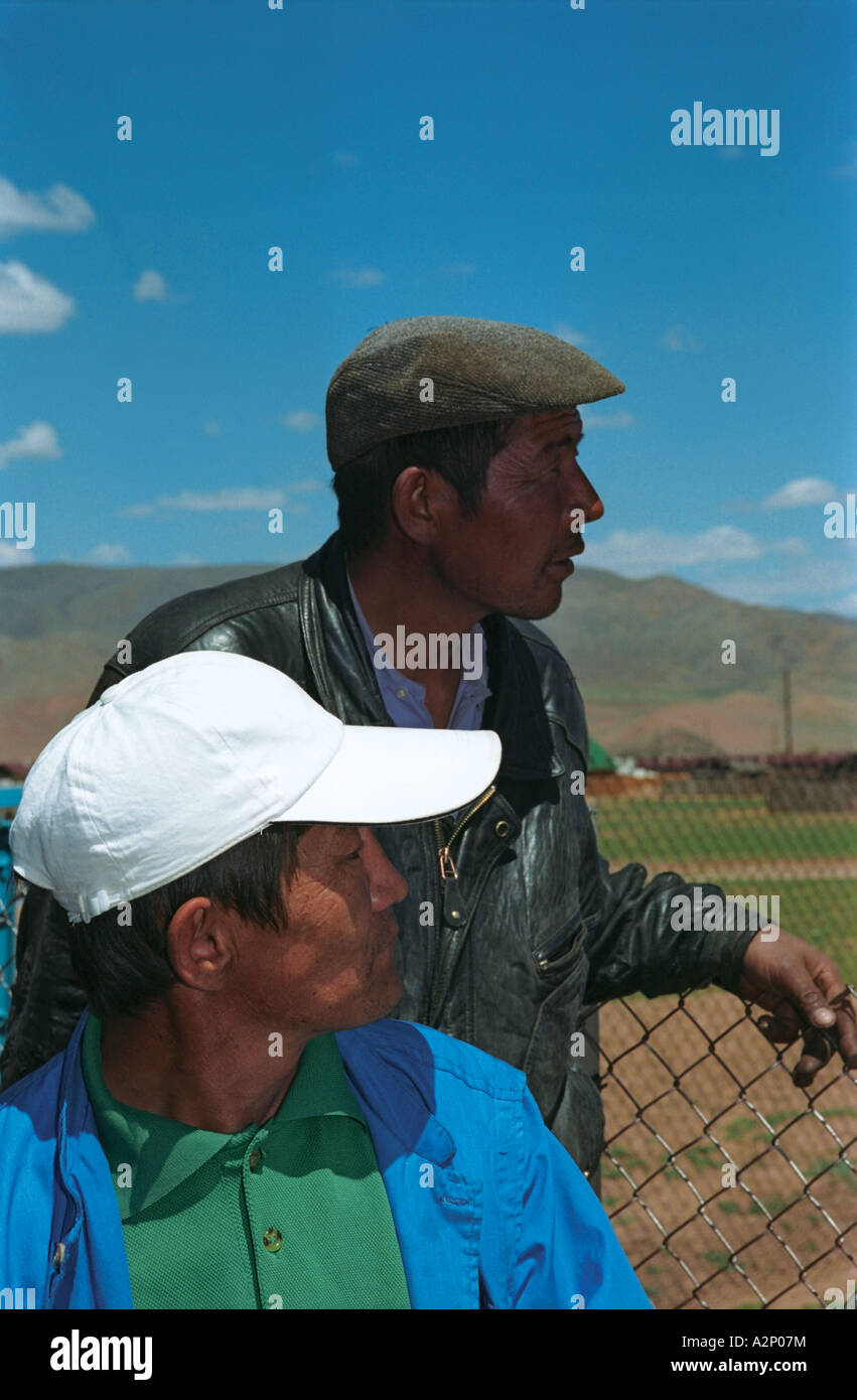 Due uomini. Somon Burentogtoh (paese). Khovsgol aimag (provincia). A nord della Mongolia Foto Stock