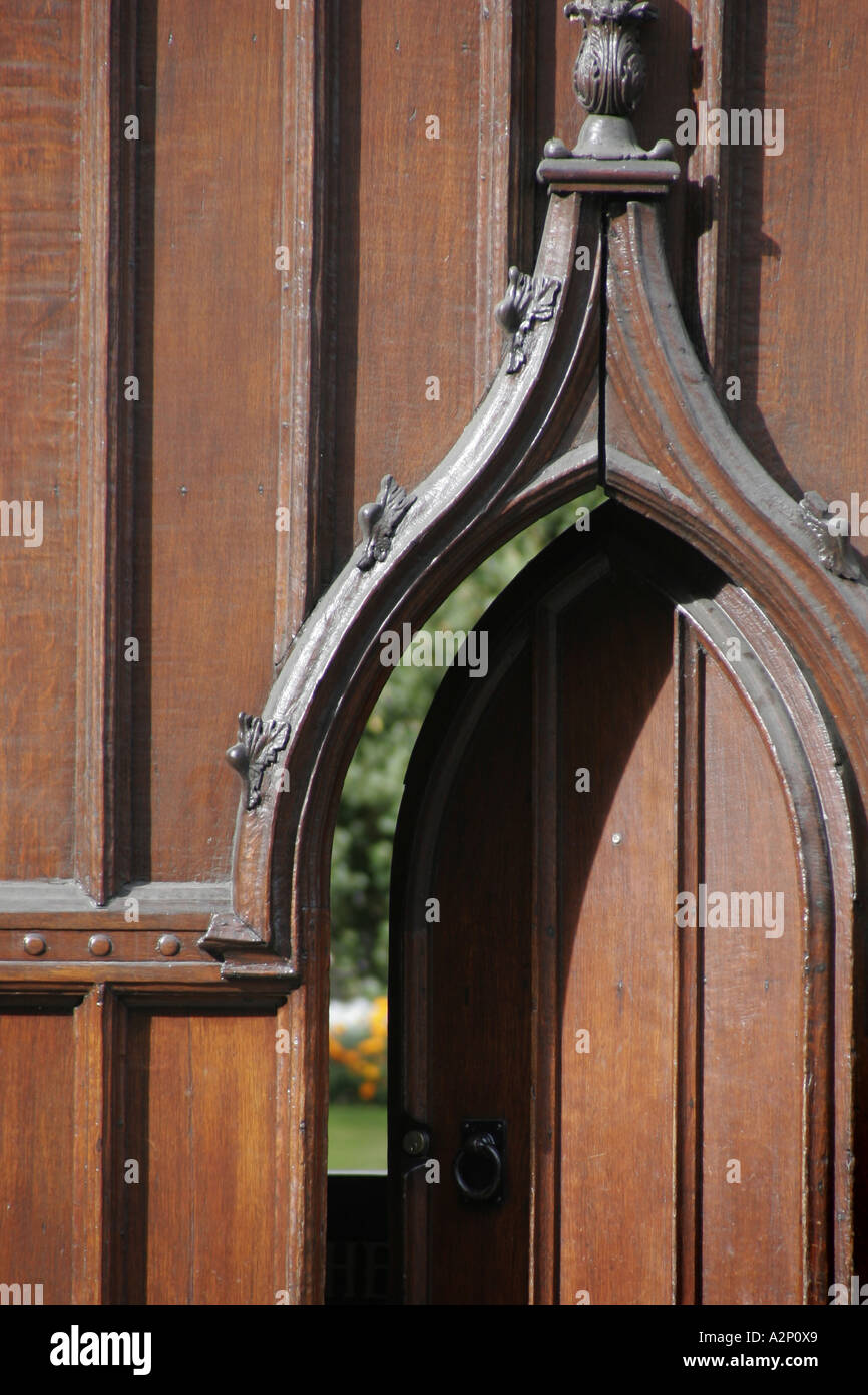 Una porta leggermente aperta in corrispondenza di un Oxford University College. Foto Stock
