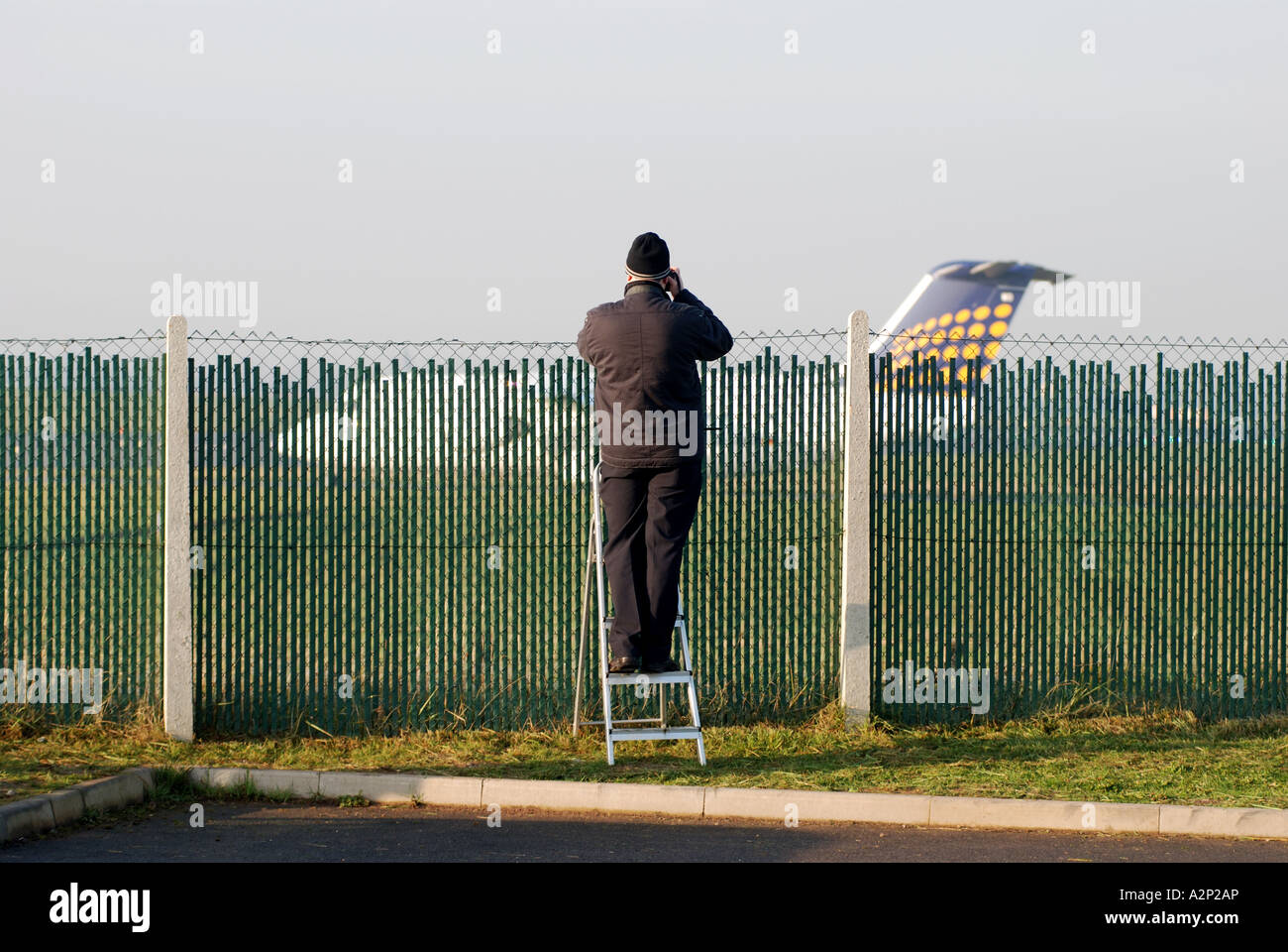 Piano spotter presso l'Aeroporto Internazionale di Birmingham, West Midlands, England, Regno Unito Foto Stock