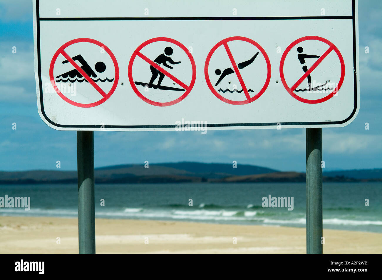 Restrizioni per gli sport acquatici in una spiaggia inquinata a causa dei livelli non sicuri di e coli Foto Stock