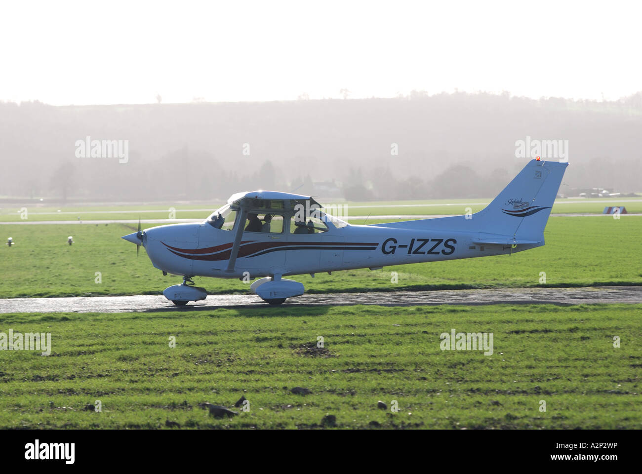 Cessna 172 S aeromobili a Wellesbourne Airfield, Warwickshire, Inghilterra, Regno Unito Foto Stock