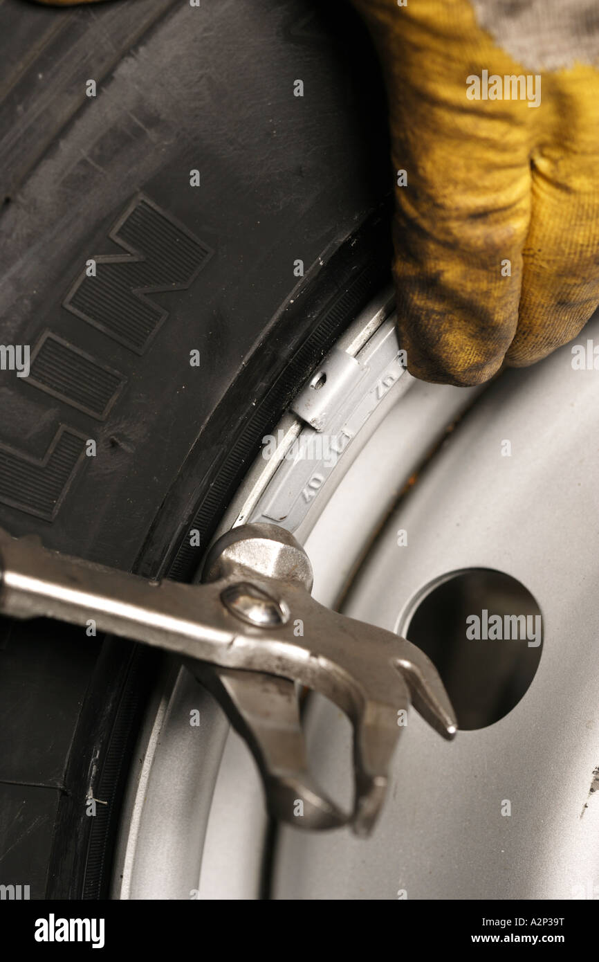 Attaccare il peso quando equilibratura dei pneumatici Foto Stock