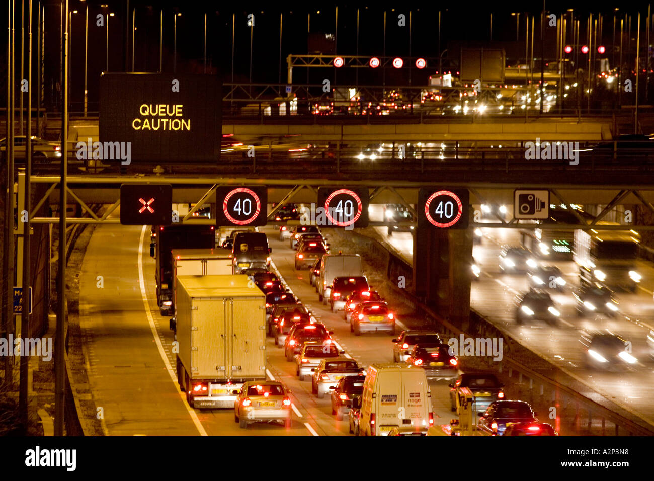 La congestione del traffico su autostrada Northbound autostrada M42 a Solihull in West Midlands, Regno Unito Foto Stock