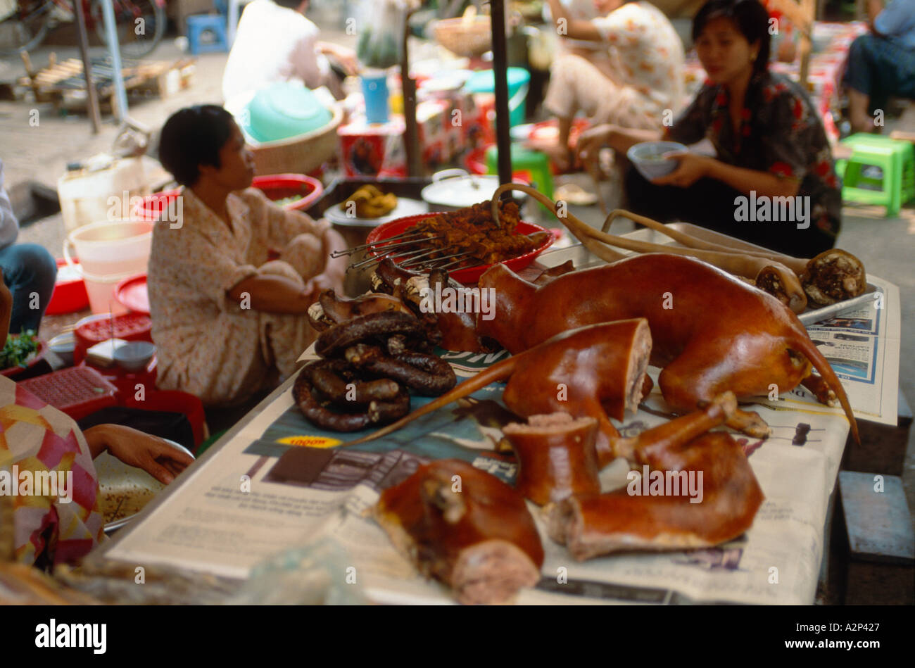 Bancarella vendendo cotti a base di carne di cane in un mercato locale appena fuori Cau andare nel vecchio quartiere, Hanoi, Vietnam Foto Stock