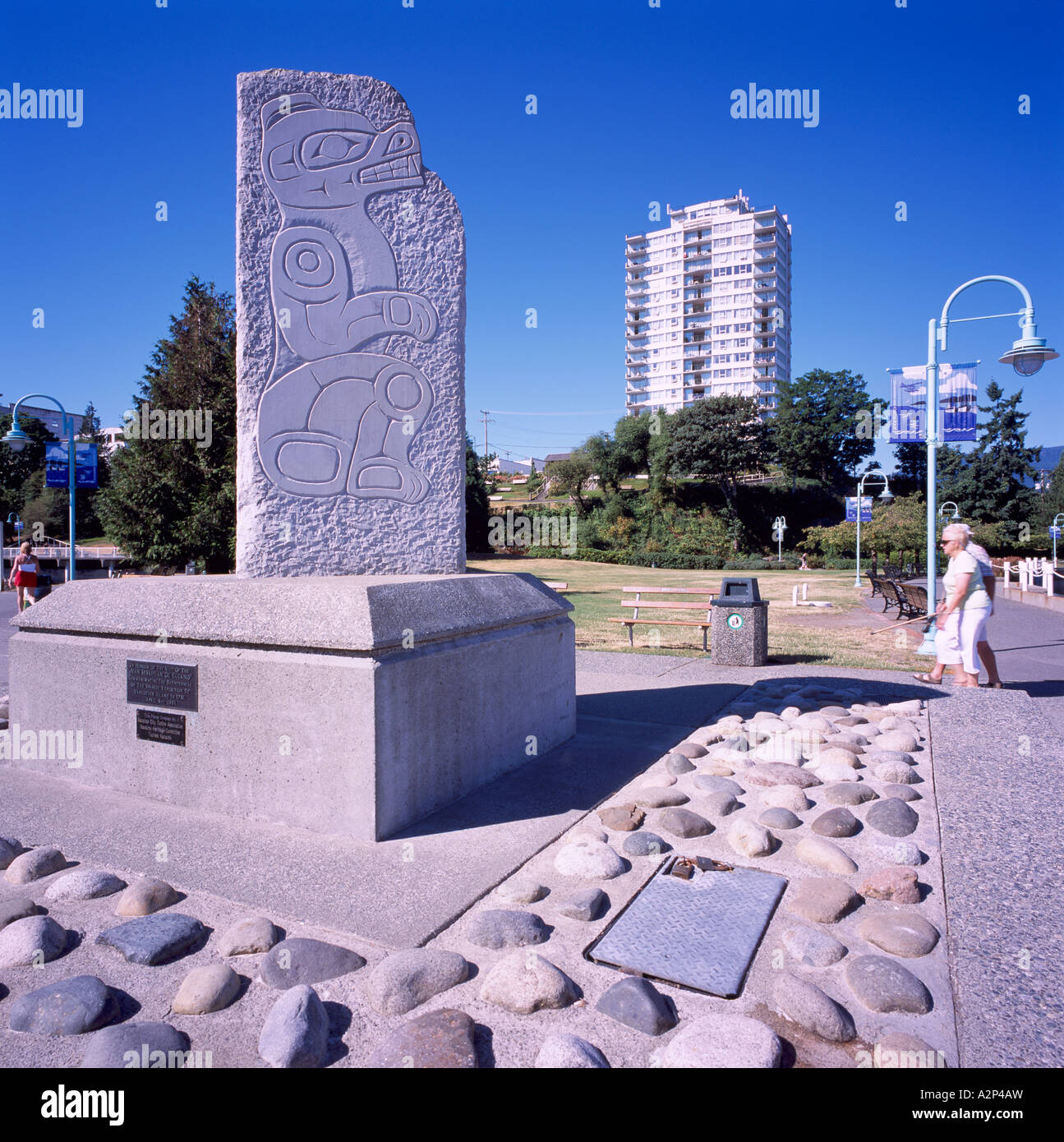 L'Orso scultura in pietra a Swy-a-lana Lagoon Park nella città di Nanaimo sull'Isola di Vancouver British Columbia Canada Foto Stock