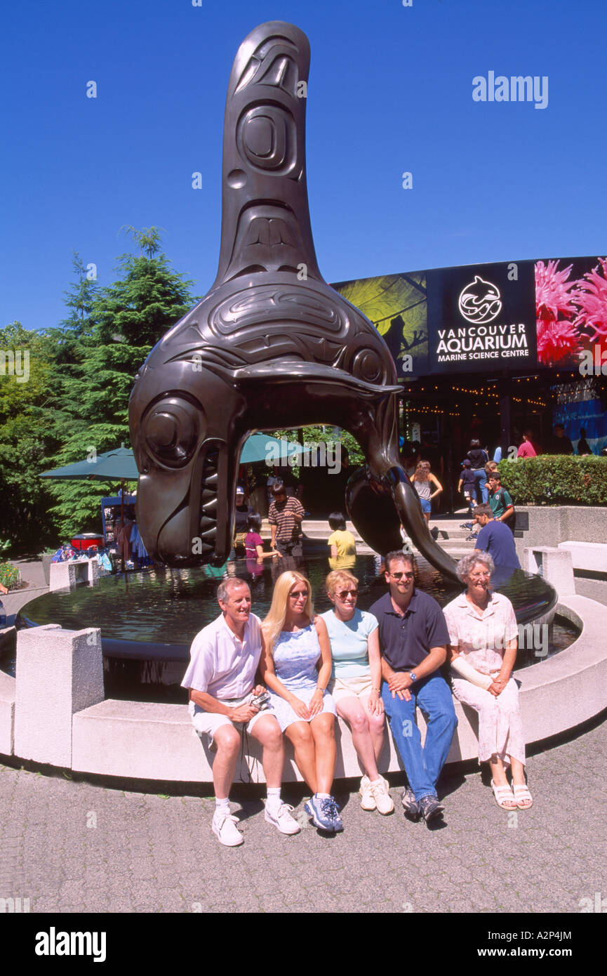 Turisti in Haida Killer Whale scultura presso il Vancouver Aquarium di Stanley Park a Vancouver British Columbia Canada Foto Stock