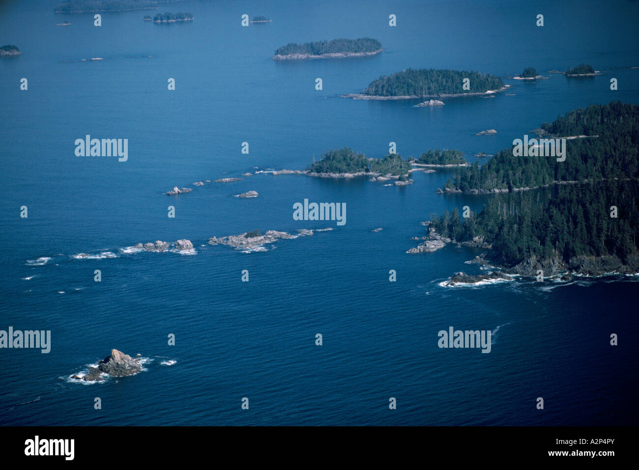 Vista aerea del gruppo rotto isole al largo della costa occidentale del Pacifico a Vancouver Island British Columbia Canada Foto Stock