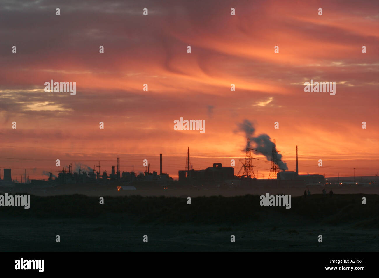 Un tramonto sopra il paesaggio industriale di Teesside, Costa Nord Est dell' Inghilterra REGNO UNITO Foto Stock