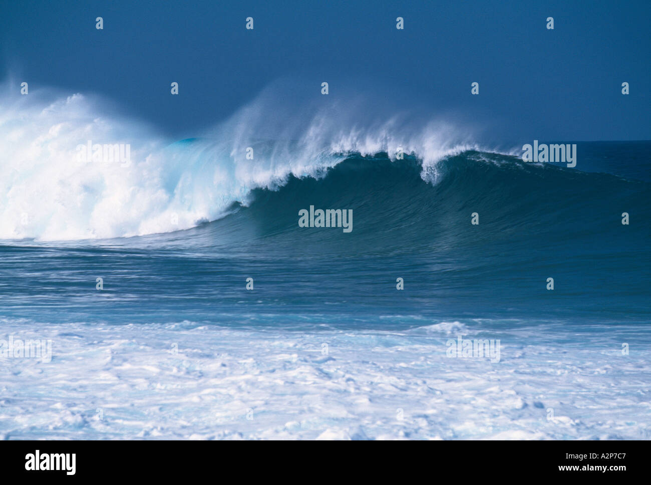 Grande tempesta atlantic onde che si infrangono sulla irlandesi scenic ad ovest del litorale, Foto Stock