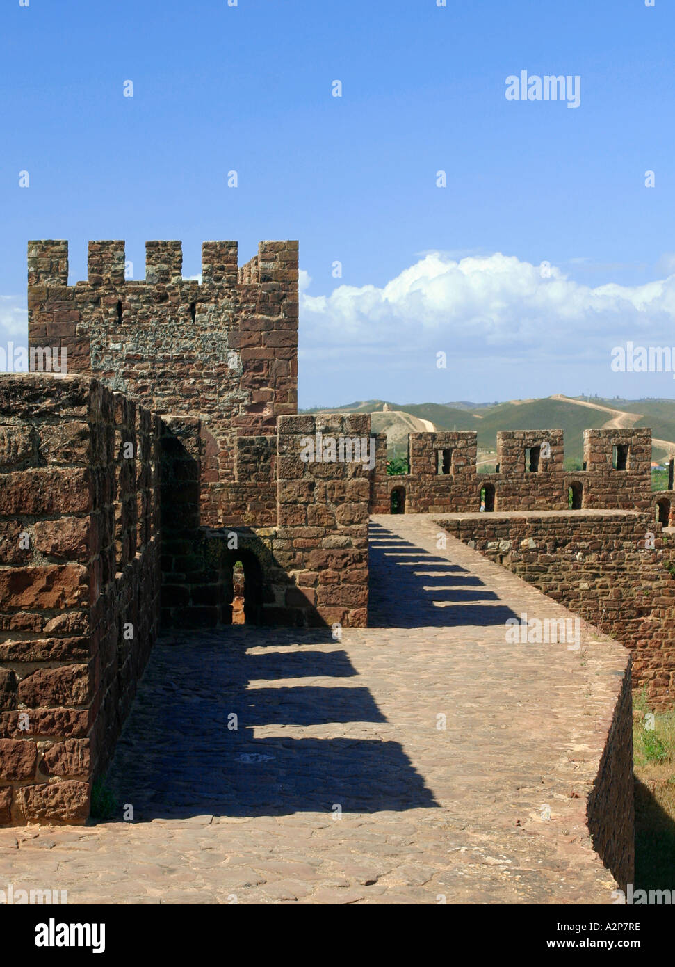 Le mura fortificate del castello di Silves in Algarve la regione del sud del Portogallo Europa Foto Stock