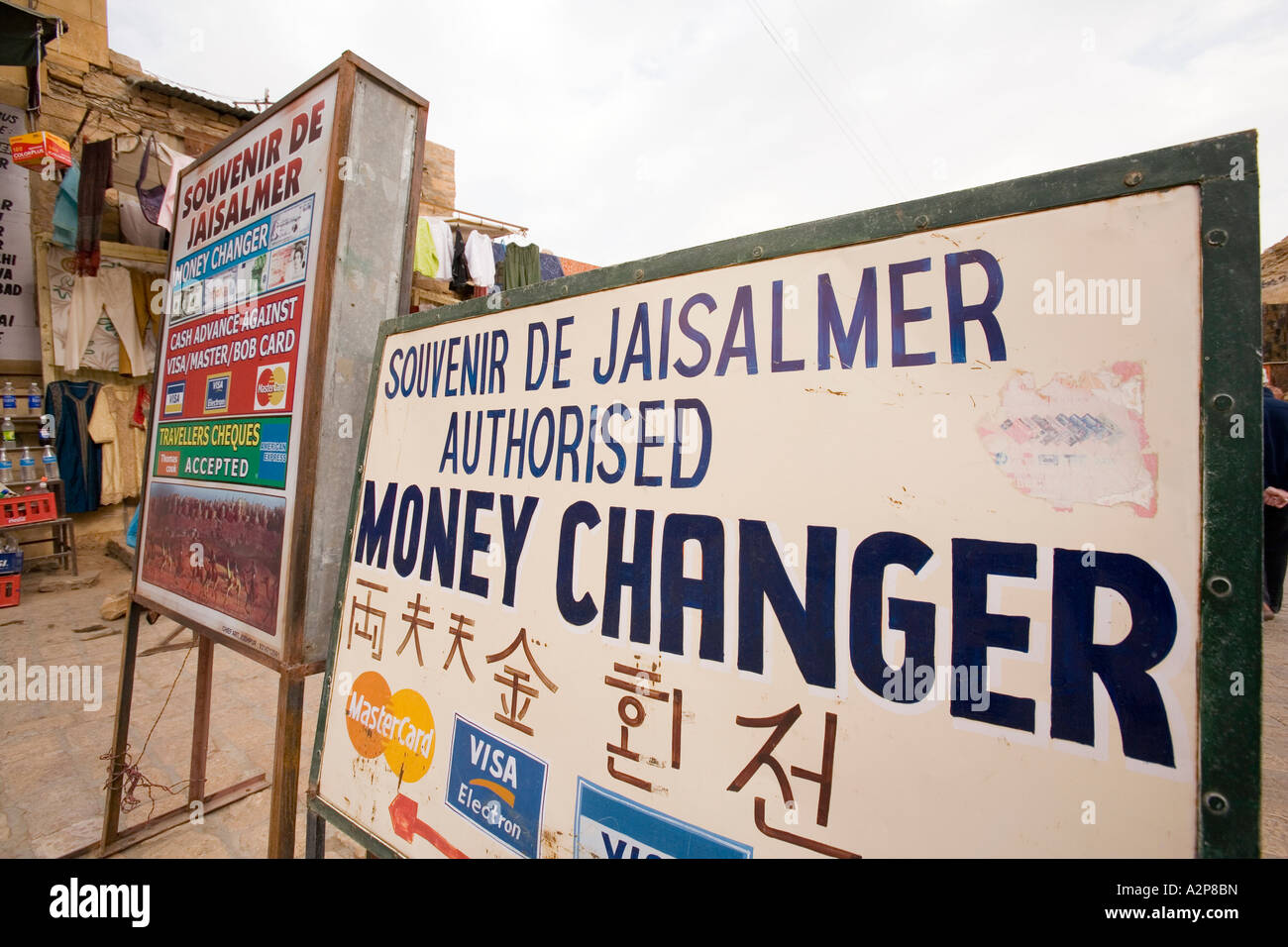 India Rajasthan Jaisalmer cambiamonete segni negozi entro il gate di Fort Foto Stock