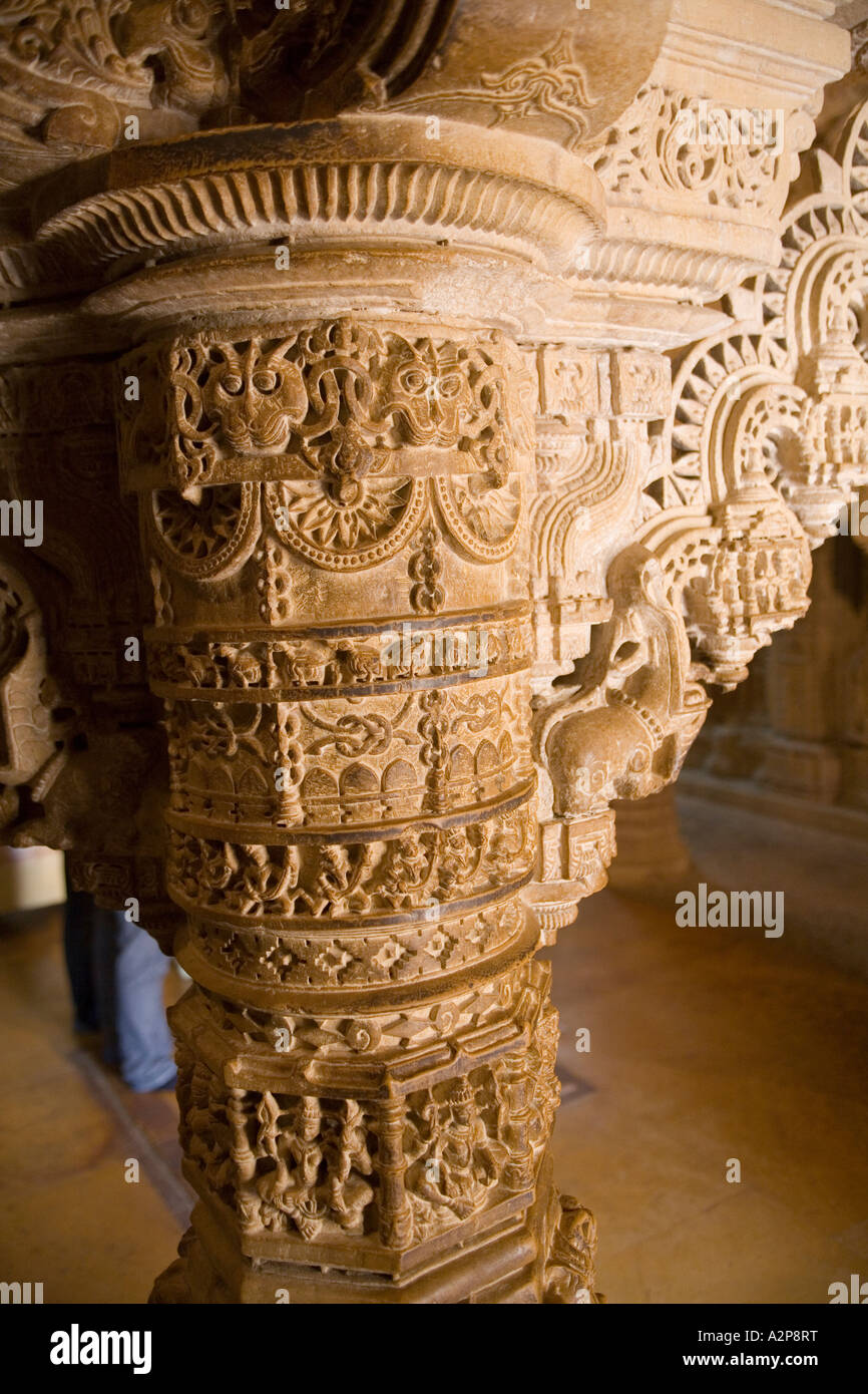 India Rajasthan Jaisalmer Fort tempio Jain interno colonne scolpite dettaglio Foto Stock