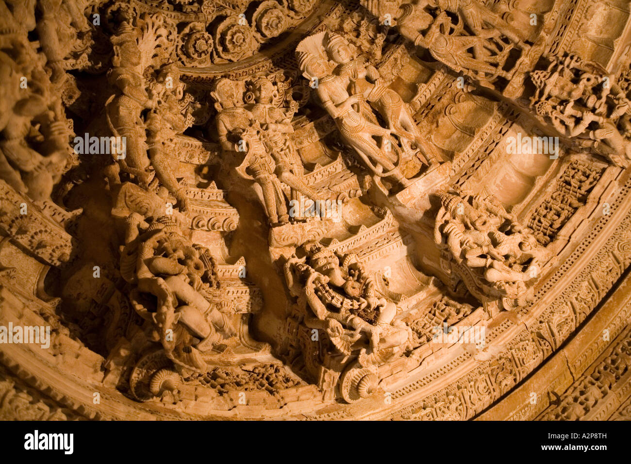 India Rajasthan Jaisalmer Fort tempio Jain interno figurativo soffitto intagliato dettaglio Foto Stock