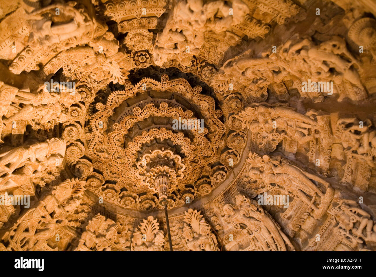 India Rajasthan Jaisalmer Fort tempio Jain interno figurativo soffitto intagliato dettaglio Foto Stock