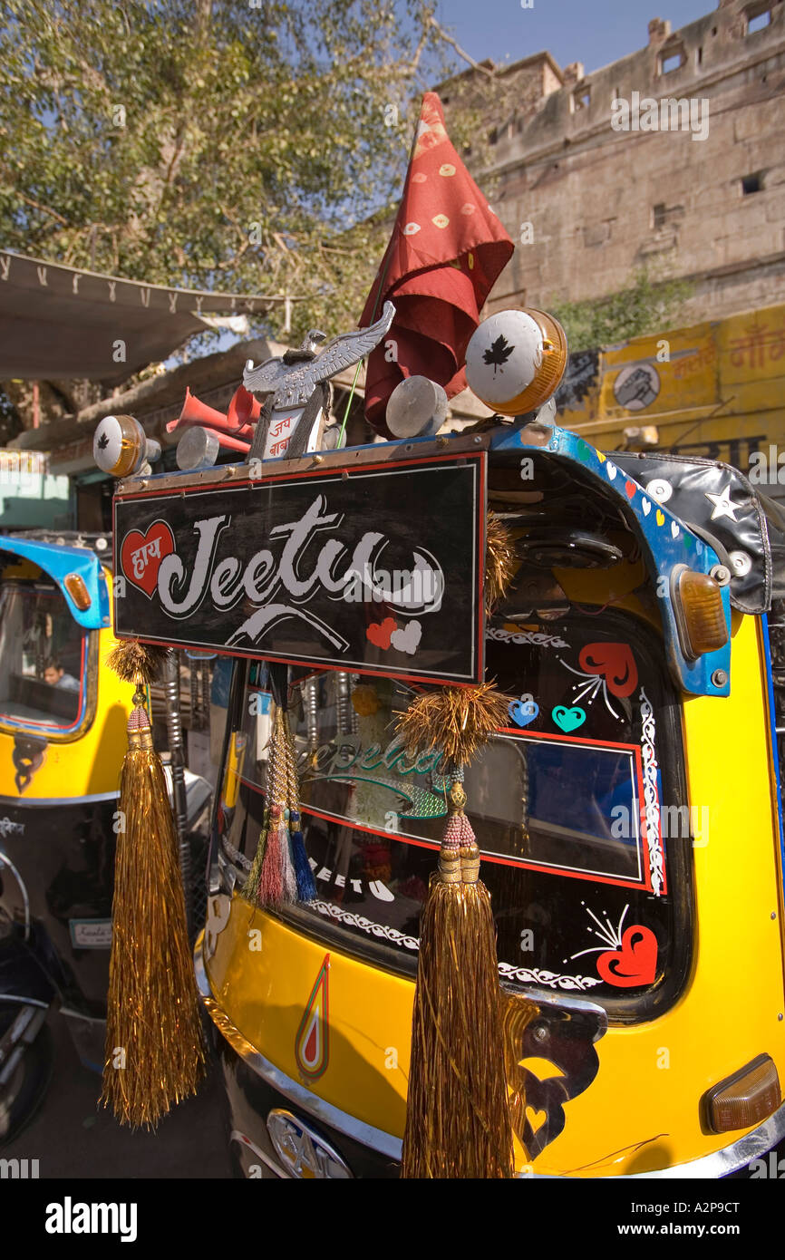 India Rajasthan Jodhpur vecchia città il trasporto anteriore decorata auto rickshaw Foto Stock