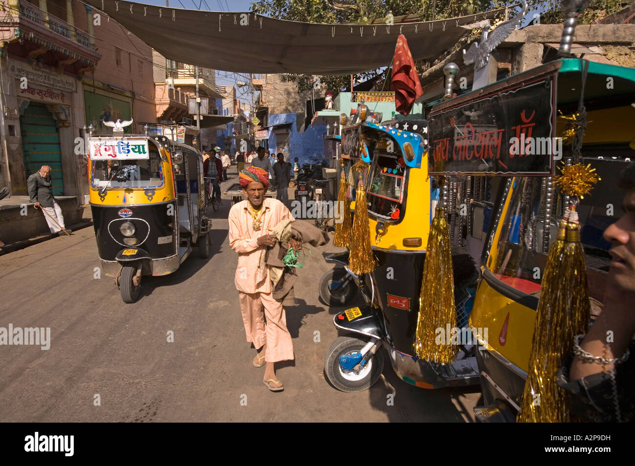 India Rajasthan Jodhpur vecchia città uomo a camminare passato decorate risciò motorizzati Foto Stock