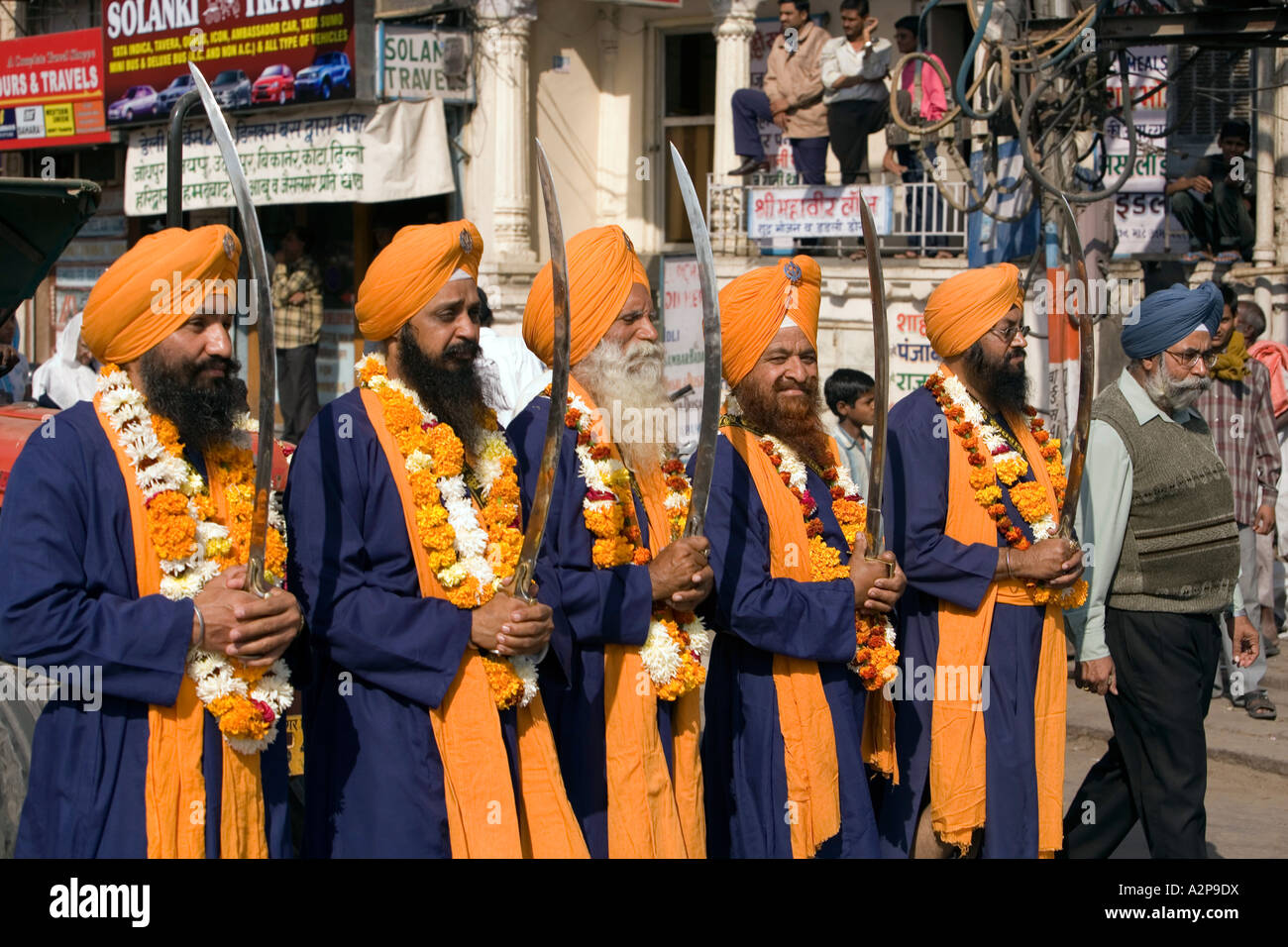 India Rajasthan Jodhpur la religione Sikh processione religiosa di uomini cerimoniale weilding scimitarre Foto Stock