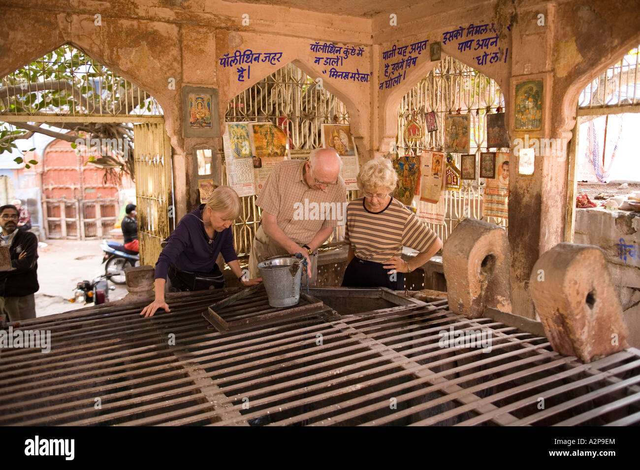 India Rajasthan Jodhpur città vecchia vecchio western visitatori in coperto ben Foto Stock