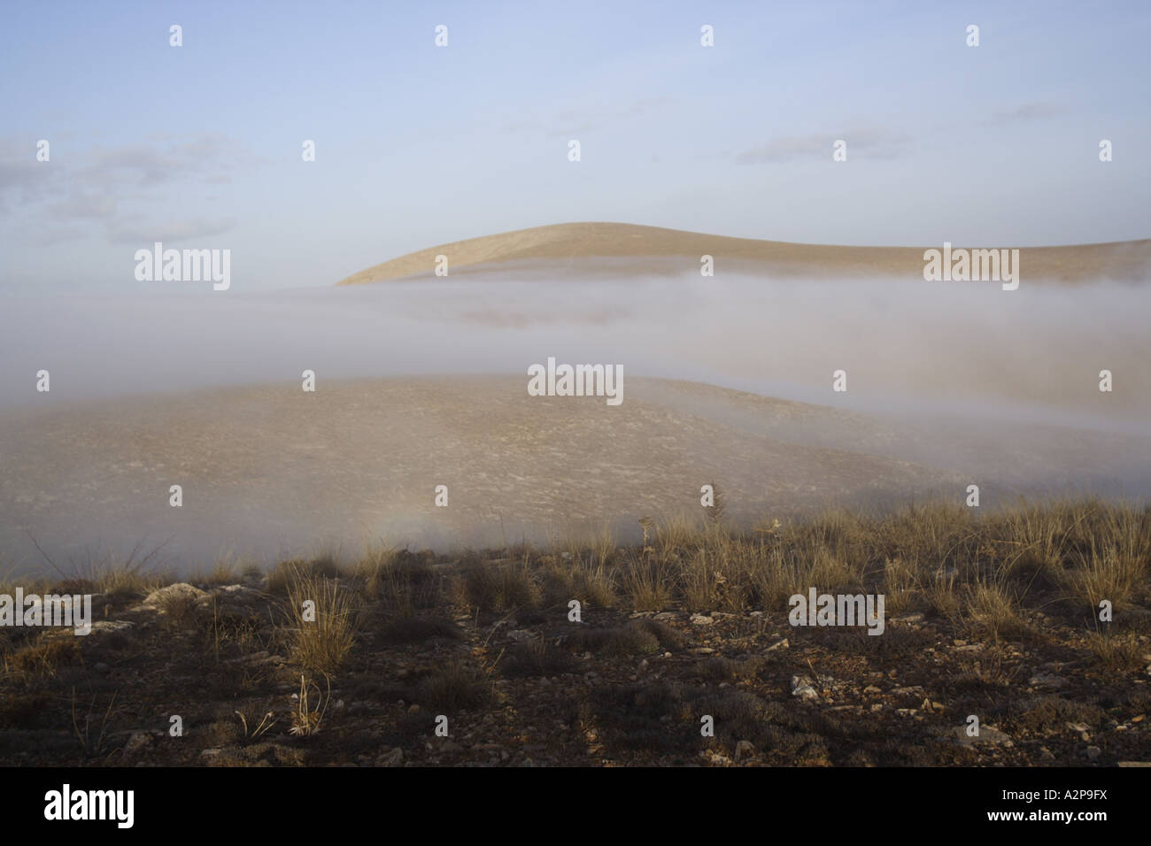 Nebbia di mattina nel paesaggio collinare, Turchia, Konya Foto Stock