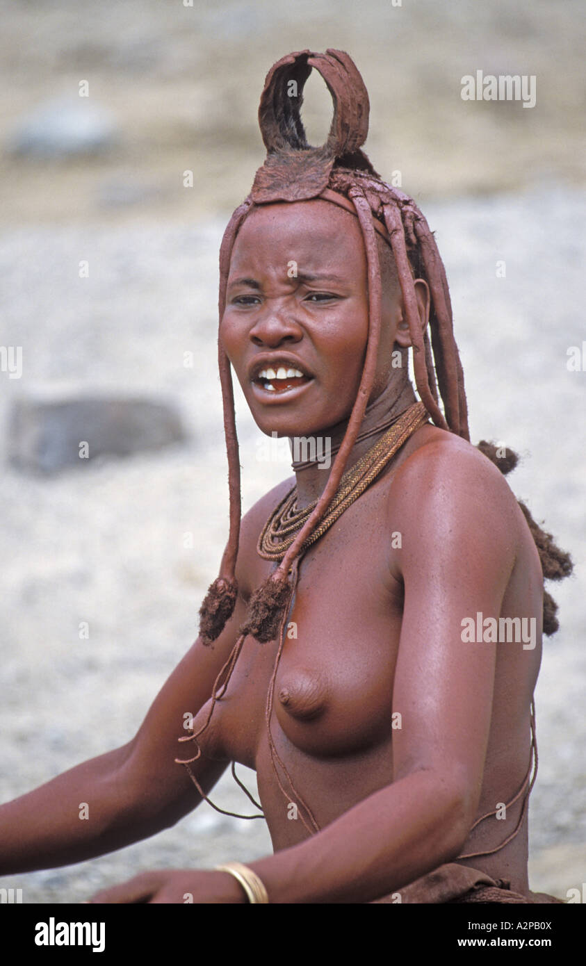 Himba, donna sposata con il tipico copricapo (erembe), Namibia, Kunene, Kaokoland Foto Stock