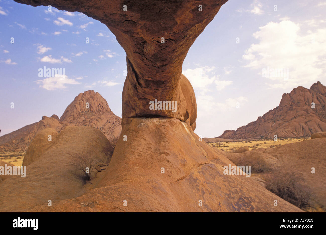 Cava di roccia , arch, Namibia, Erongo, Spitzkoppe Foto Stock