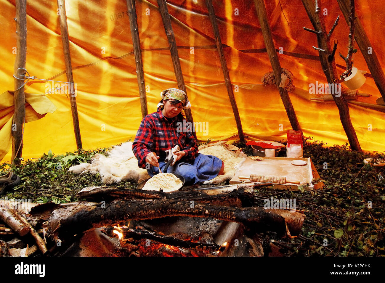 Sami donna fare il pane in modo tradizionale, Svezia, Lappland Foto Stock