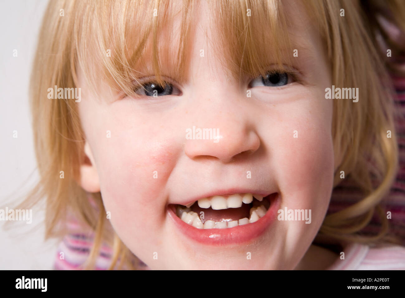 2 anno di età ragazza bionda vicino fino a sorridere Foto Stock