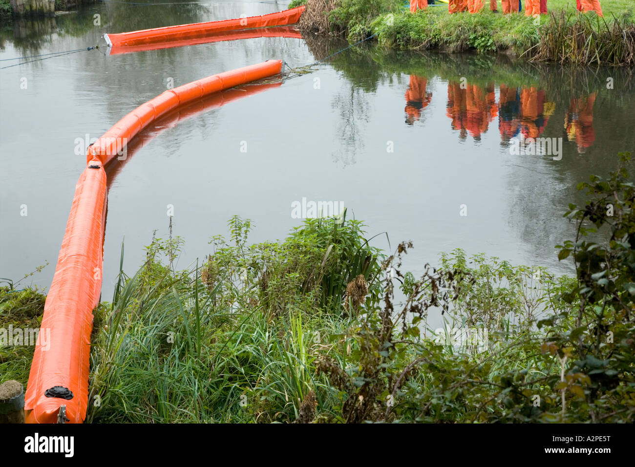 Bracci attraverso il Fiume Itchen nel controllo dell'inquinamento da fuoriuscite - esercizio solo Foto Stock