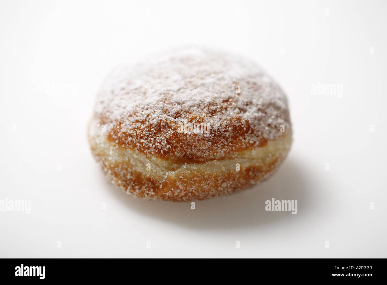 Ciambella zuccherata su sfondo bianco - elevata illuminazione chiave, donut Foto Stock