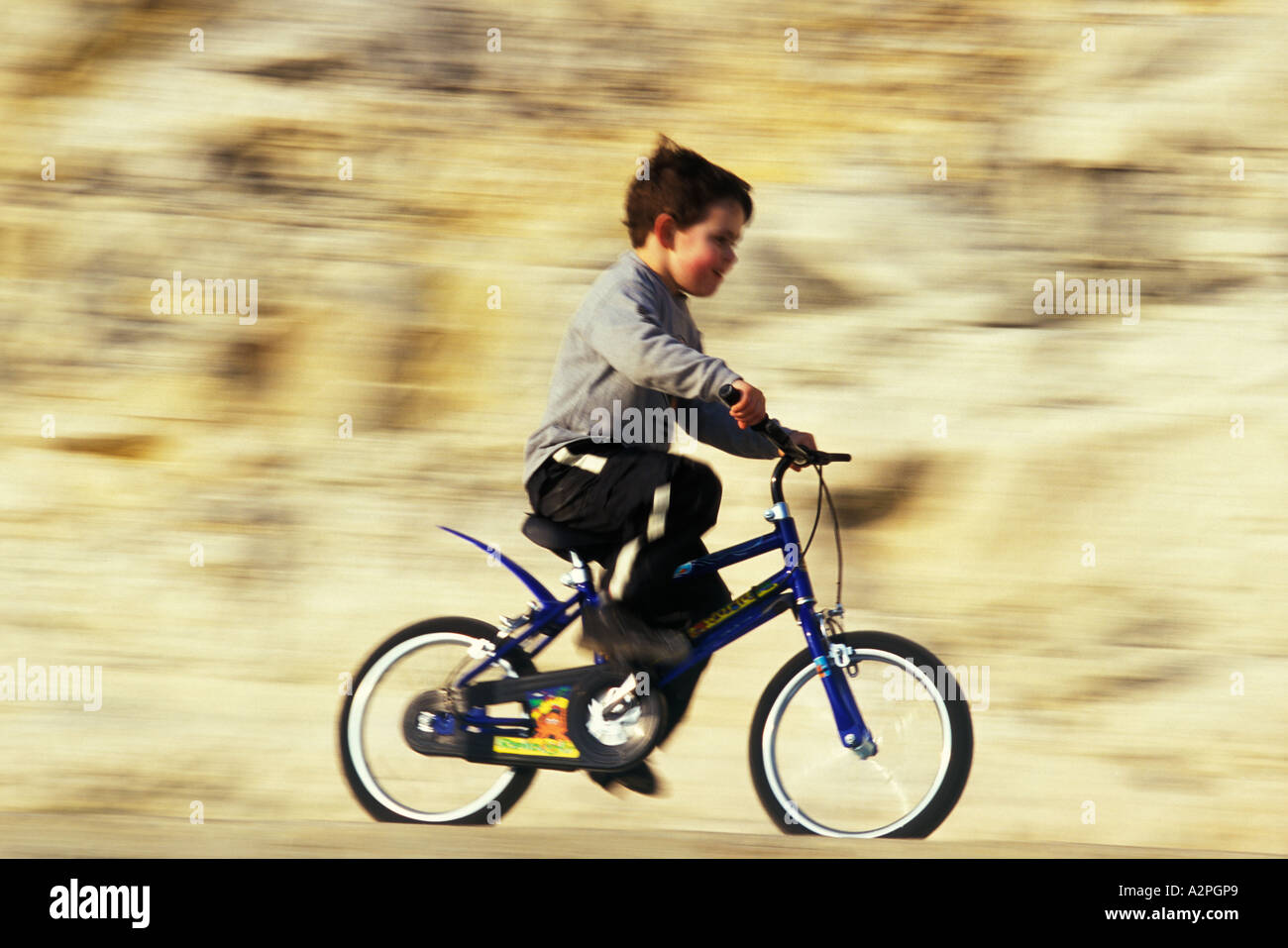 Giovane ragazzo in Bicicletta Equitazione Foto Stock