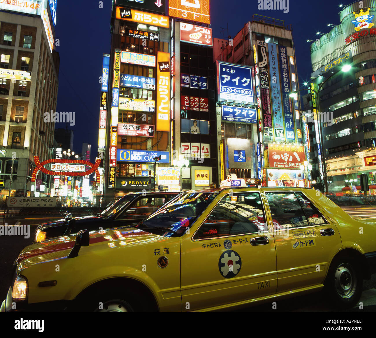 Crepuscolo in Shinjuku Tokyo il mondo s più grande e la più trafficata metropoli Foto Stock