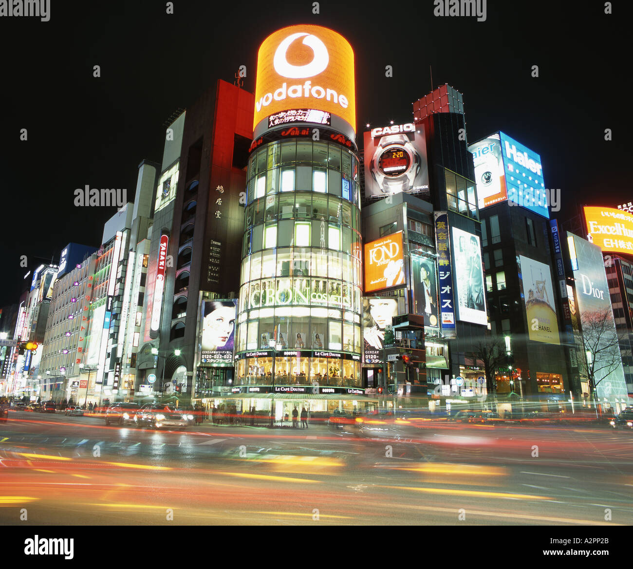 Le luci al neon di Tokyo's esclusivo quartiere di Ginza Foto Stock