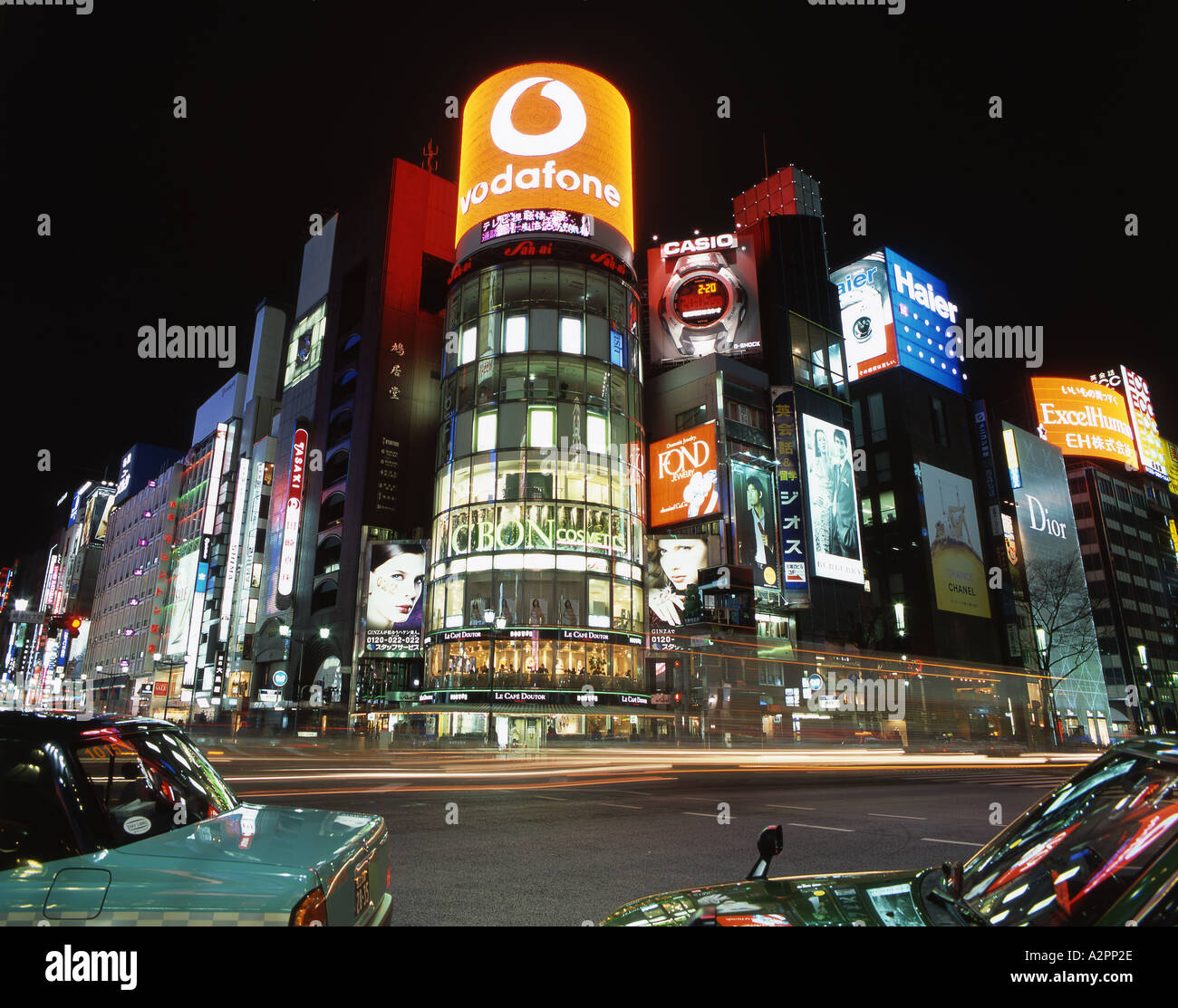 Le luci al neon di Tokyos esclusivo quartiere di Ginza Foto Stock