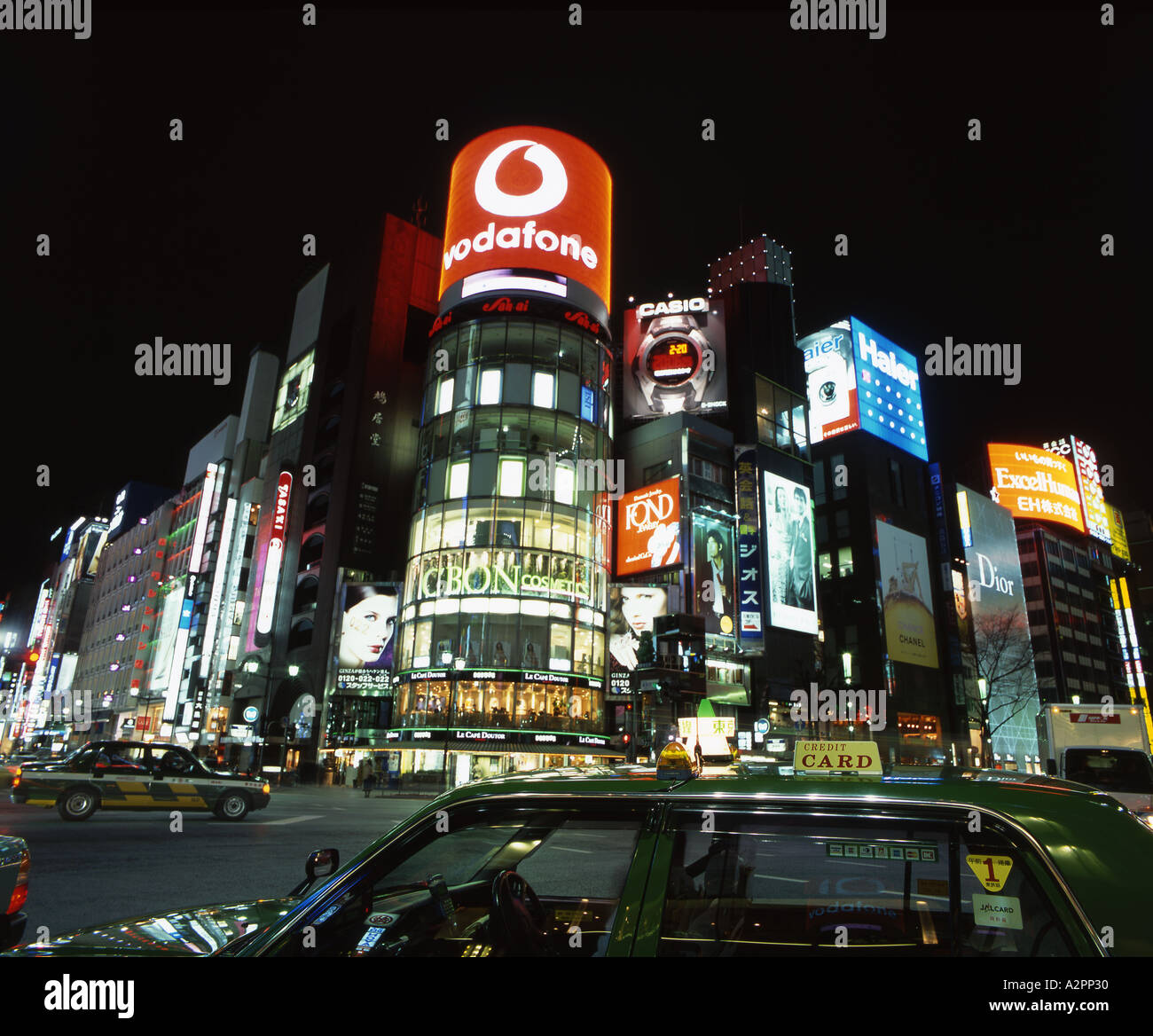 Le luci al neon di Tokyos esclusivo quartiere di Ginza Foto Stock