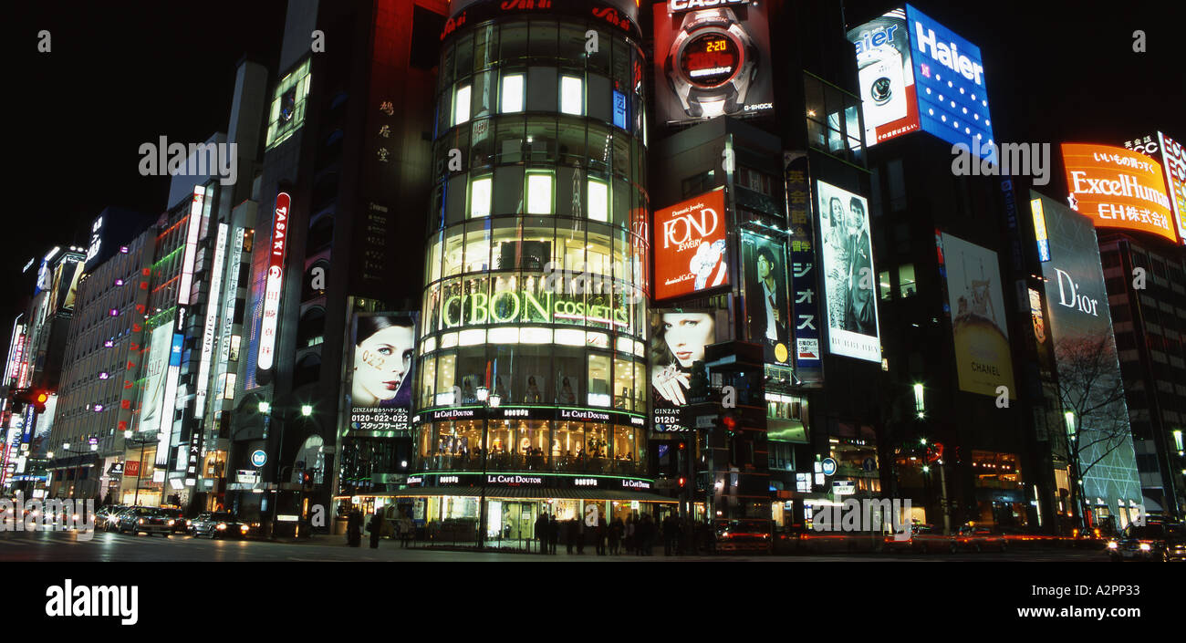Le luci al neon di Tokyos esclusivo quartiere di Ginza Foto Stock