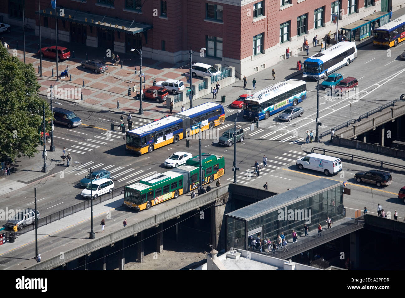 Gli autobus del trasporto pubblico su strada di città incrocio Downtown Seattle STATI UNITI D'AMERICA Foto Stock