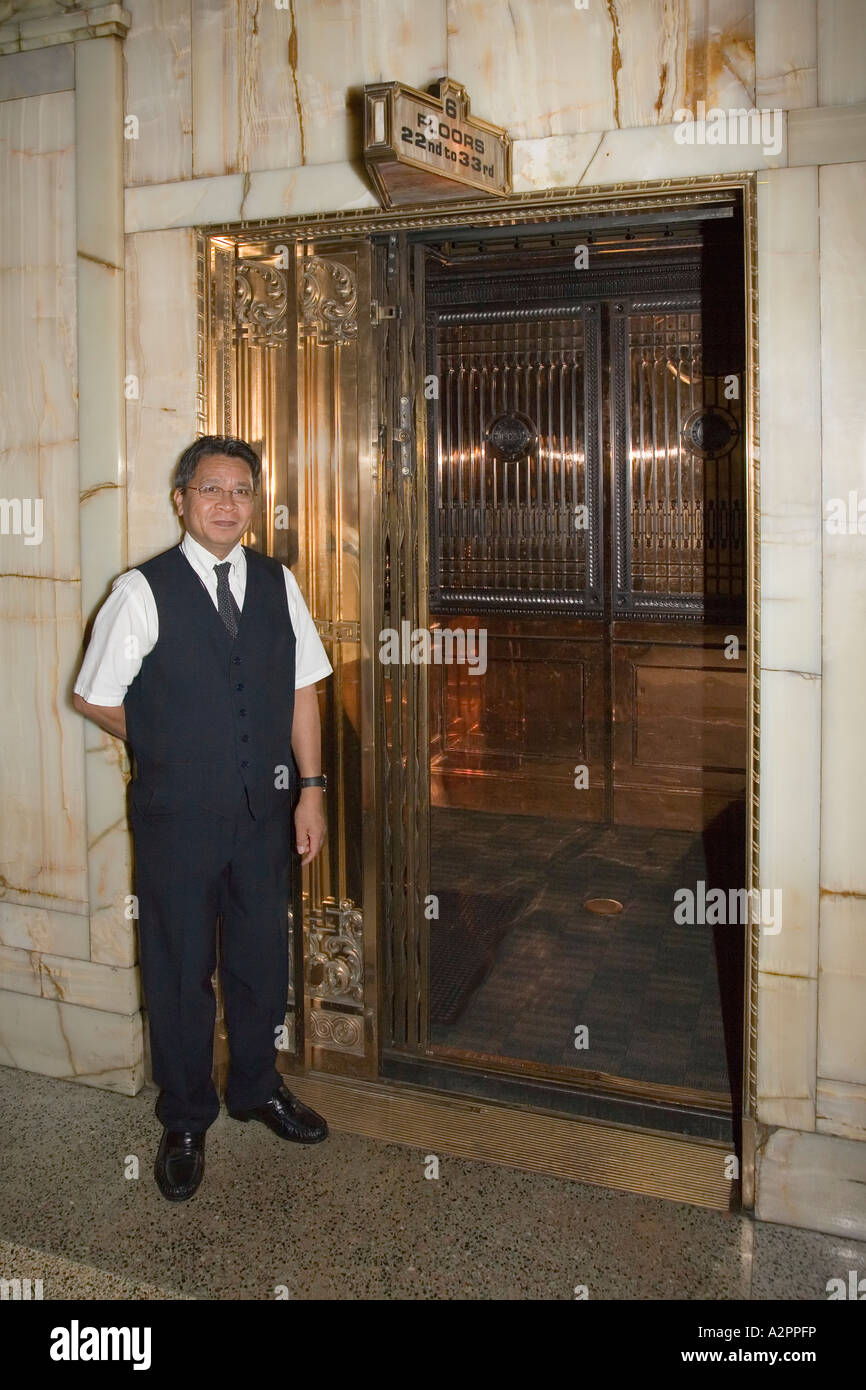 Ascensore e all'operatore di aprire lo sportello nella lobby della Smith Tower Seattle STATI UNITI D'AMERICA Foto Stock