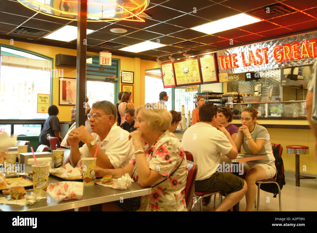 Per coloro che godono di hamburger a questo piccolo ristorante sulla striscia Foto Stock