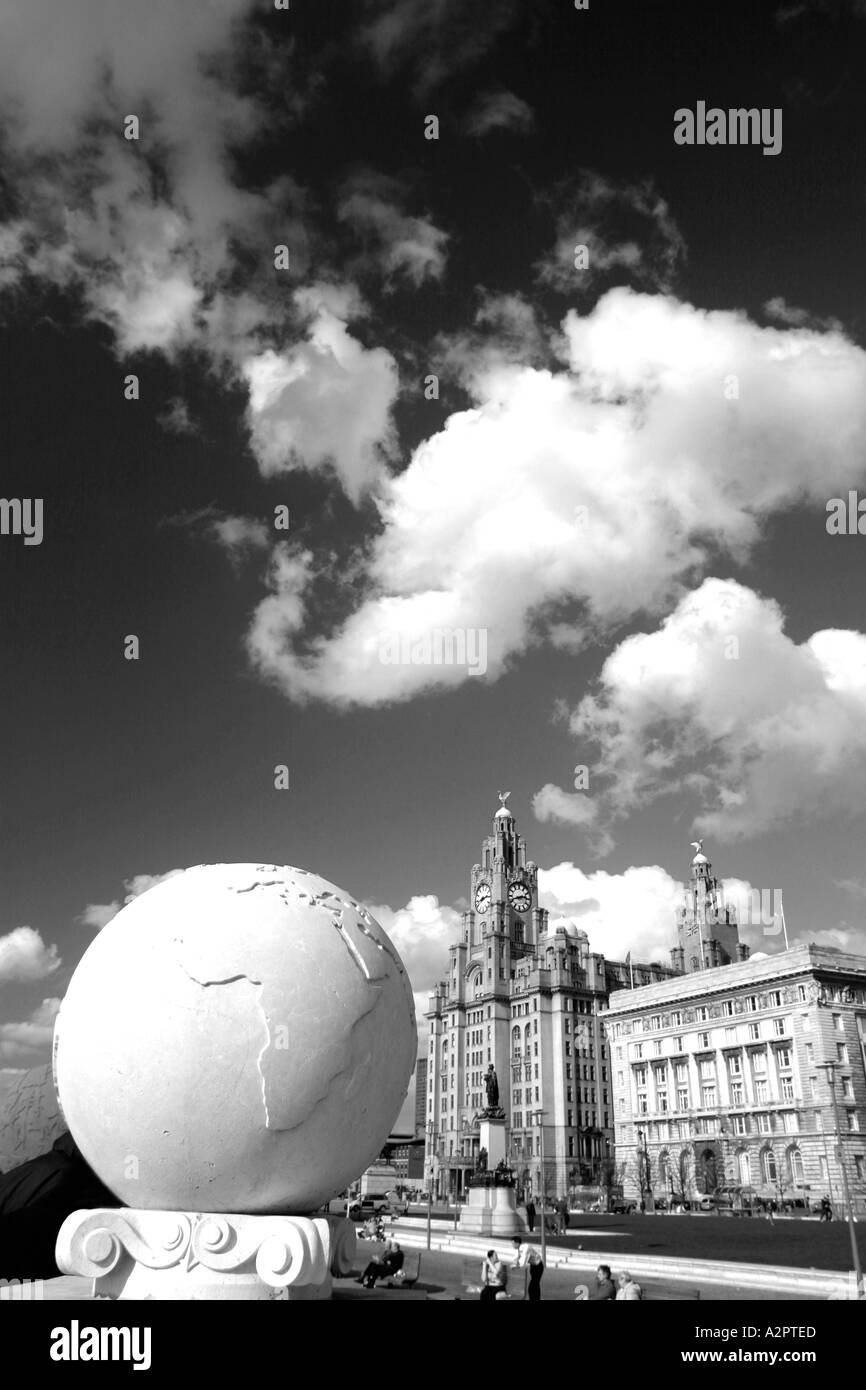 Il mondo in una città del mondo di pietra di fronte al Royal Liver Building liverpool REGNO UNITO Foto Stock