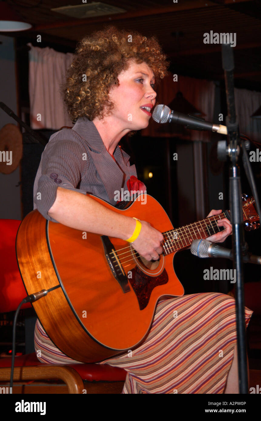 Israele Ginosar Aoife Clancy dal vivo sul palco tradizionale irlandese di musica folk presso il Jacob s Ladder Festival Dicembre 2006 Foto Stock