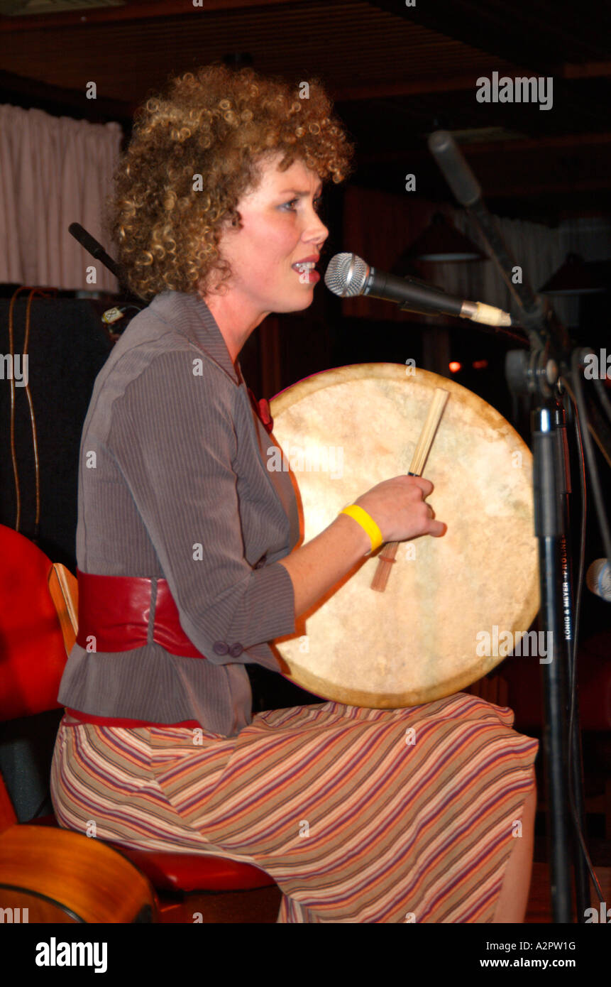 Israele Ginosar Aoife Clancy dal vivo sul palco tradizionale irlandese di musica folk presso il Jacob s Ladder Festival Dicembre 2006 Foto Stock
