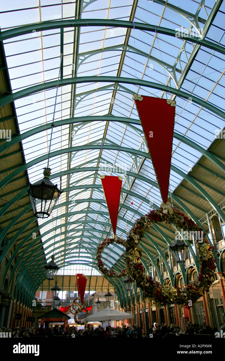 Un formato ritratto immagine di Covent Garden Il mercato coperto, Londra. Foto Stock