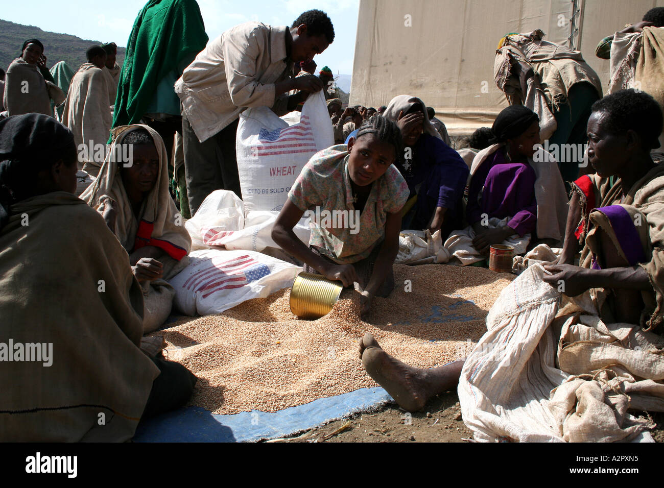 Donna di peso USAID ha donato la granella in una piccola cittadina vicino a Lalibela, Etiopia Foto Stock