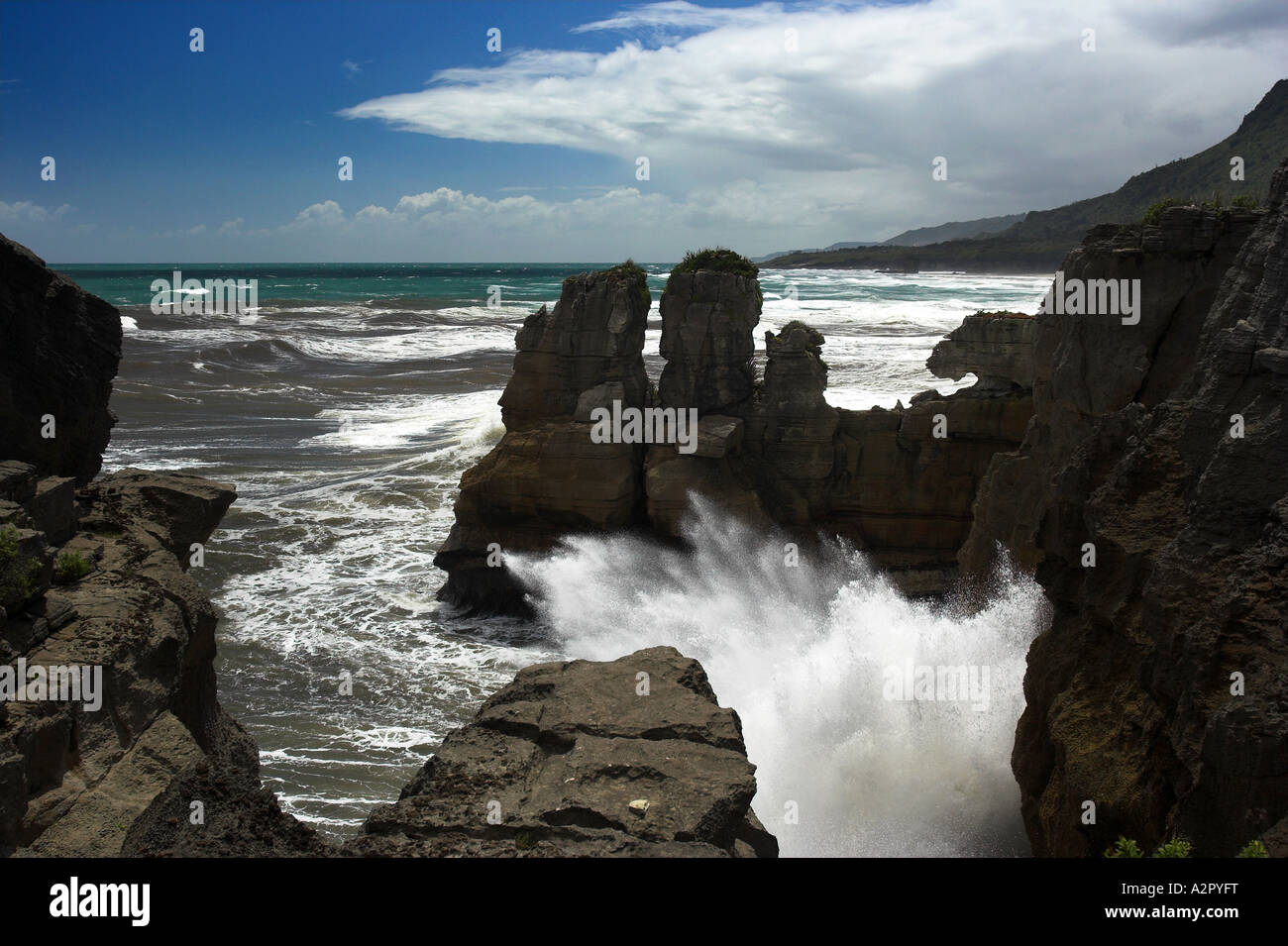 Vista del paesaggio di pancake formazione rocciosa sulla costa occidentale dell'Isola Sud della Nuova Zelanda con onde che si infrangono contro le rocce. Foto Stock
